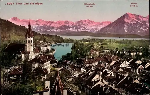 Ak Thun Kanton Bern Schweiz, Ortsansicht vor Alpenpanorama, Blüemlisalp, Niesen