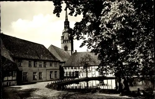 Ak Itzehoe in Holstein, Klosterhof mit St. Laurentikirche, Fachwerkhaus, Teich