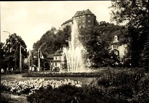 Ak Greiz im Vogtland, Springbrunnen, Platz, Burg