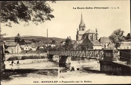 Ak Ronchamp Haute Saône, Passerelle sur le Rahin, Kirche