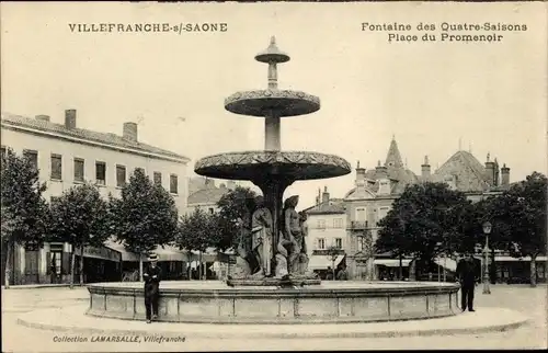 Ak Villefranche sur Saône Rhône, Fontaine des Quatre-Saisons, Place du Promenoir