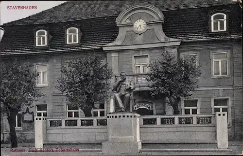 Ak Reuterstadt Stavenhagen in Mecklenburg, Rathaus, Fritz Reuters Geburtshaus, Denkmal