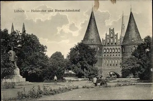 Ak Hansestadt Lübeck, Holstentor und Bismarckdenkmal