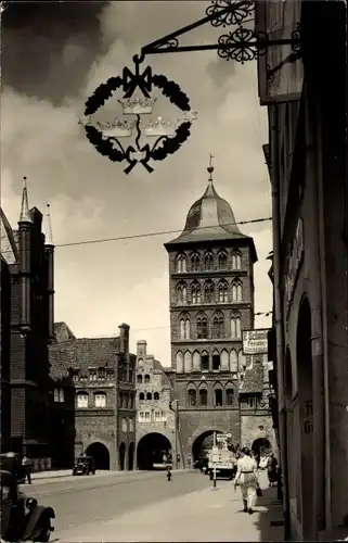 Foto Ak Hansestadt Lübeck, Straßenansicht, Turm, Tor