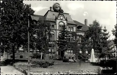 Ak Pausa Mühltroff in Sachsen, Partie im Ort mit Rathaus und Springbrunnen