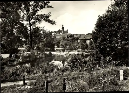Ak Hermsdorf in Thüringen, Blick zum Ort, Teich, Kirche