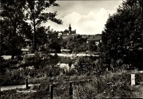 Ak Hermsdorf in Thüringen, Blick zum Ort, Teich, Kirche