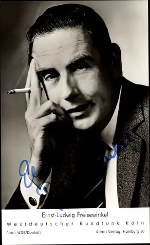 Ak Fernsehjournalist Ernst Ludwig Freisewinkel, Portrait, rauchend, Autogramm