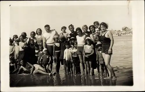 Foto Ak Frankreich, Gruppe in Bademoden am Strand