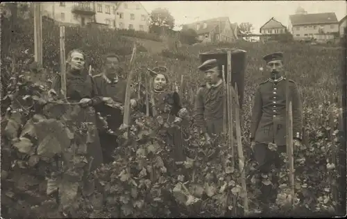 Foto Ak Deutsche Soldaten in Uniformen und Frauen bei der Weinlese