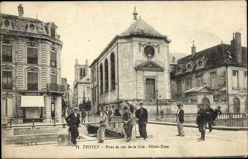 Ak Troyes Aube, Brücke und Rue de la Cite, Hotel-Dieu