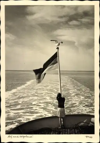 Ak Nordseeinsel Helgoland, Auf nach Helgoland, Schiff mit Fahne, Möwe, Frau