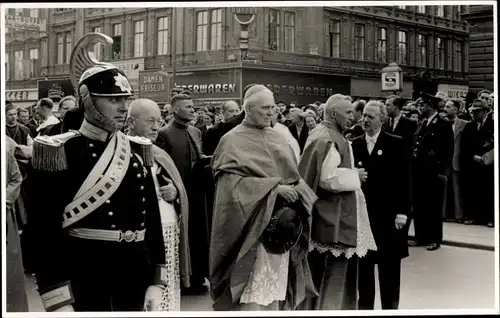 Foto Ak Wien, Prozession zum Katholikentag, Geistliche