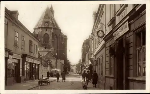 Ak Wiener Neustadt in Niederösterreich, Bahngasse mit Kapuzinerkirche, Handlung