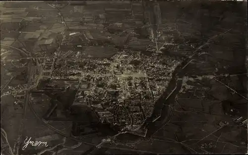 Foto Ak Ypres Ypern Westflandern, Totalansicht der Ortschaft, Fliegeraufnahme