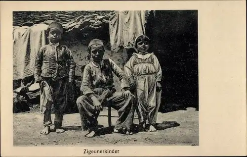 Ak Zigeunerkinder vor einem Gebäude