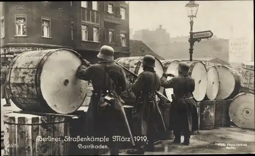 Ak Berlin Mitte, Straßenkämpfe, März 1919, Barrikaden am Köllnischen Park
