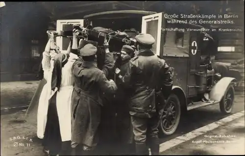 Foto Ak Berlin, Straßenkämpfe während Generalstreik, Krankenauto, Krankenschwester