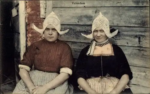 Ak Volendam Nordholland Niederlande, Frauen in Landestracht