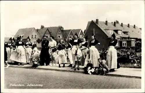 Ak Volendam Nordholland Niederlande, Julianaweg, Frauen in Landestracht