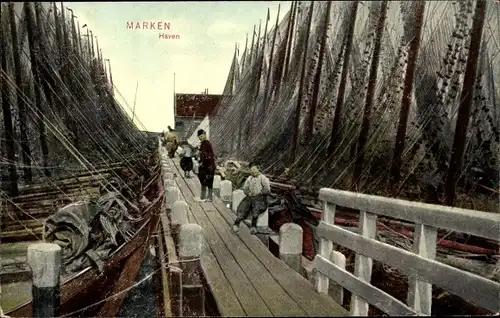 Ak Marken Nordholland, Haven, Fischerboote mit Fischernetzen