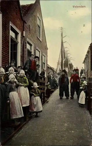 Ak Volendam Nordholland Niederlande, Straßenpartie, Landestracht