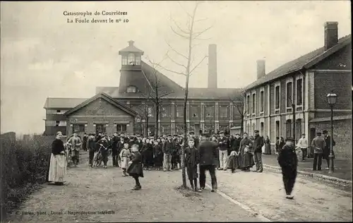 Ak Courrières Pas de Calais, La Catastrophe des Mines, Grubenunglück 1906, La Foule