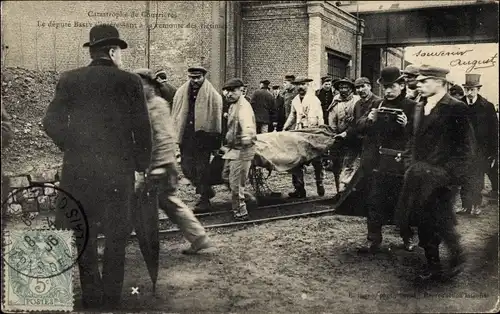 Ak Courrières Pas de Calais, Catastrophe 1906, député Basly, remonte des victimes, Grubenunglück