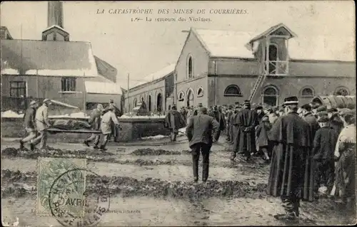 Ak Courrières Pas de Calais, Catastrophe des Mines 1906, remonte des victimes, Grubenunglück