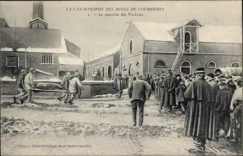 Ak Courrières Pas de Calais, Catastrophe des Mines 1906, Grubenunglück, La remonte des Victimes
