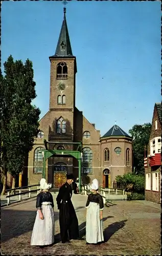 Ak Volendam Nordholland Niederlande, Kirche, Menschen in Trachten