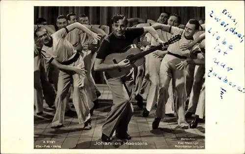 Ak Schauspieler Johannes Heesters, Filmszene Karneval der Liebe, Gitarre, Tänzer