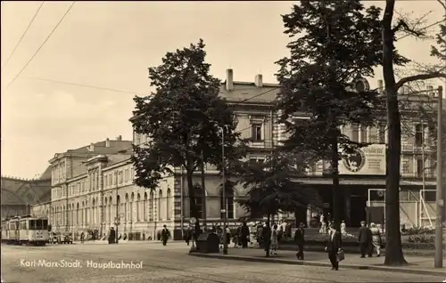 Ak Karl Marx Stadt Chemnitz in Sachsen, Hauptbahnhof, Straßenbahn, Passanten