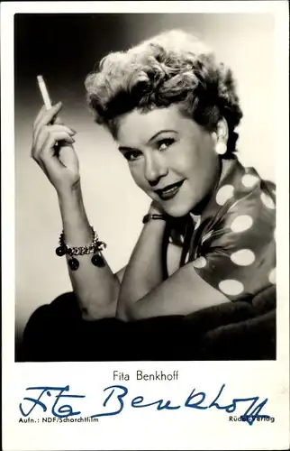 Ak Schauspielerin Fita Benkhoff, Portrait mit Zigarette, Autogramm