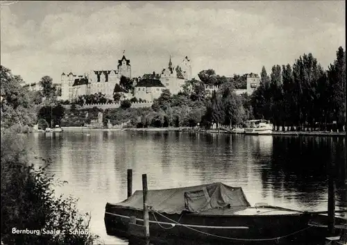 Ak Bernburg an der Saale, Schloss, Boot am Anleger