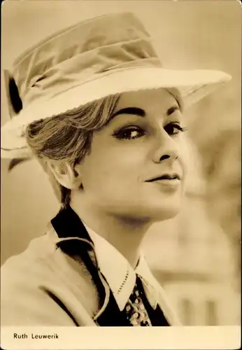Ak Schauspielerin Ruth Leuwerik, Portrait, Hut, Das Haus in Montevideo, Progress Starfoto