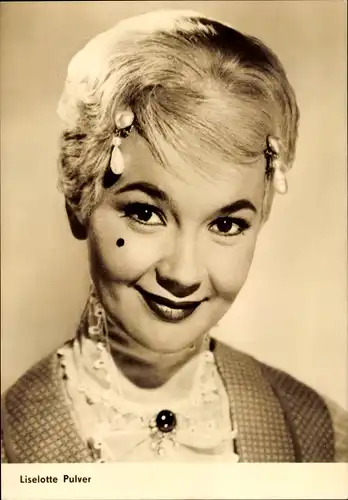 Ak Schauspielerin Liselotte Pulver, Portrait