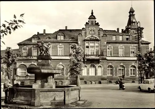 Ak Oelsnitz im Erzgebirge, Rathaus, Rudolfbrunnen