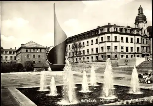 Ak Halle an der Saale, Monument Flamme der Revolution, Springbrunnen