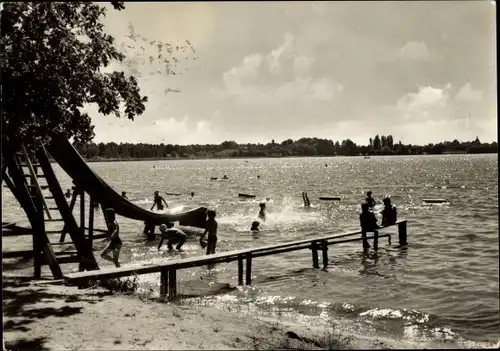 Ak Wandlitz in der Mark, Kr. Bernau bei Berlin, Im Strandbad, Rutsche, Badegäste