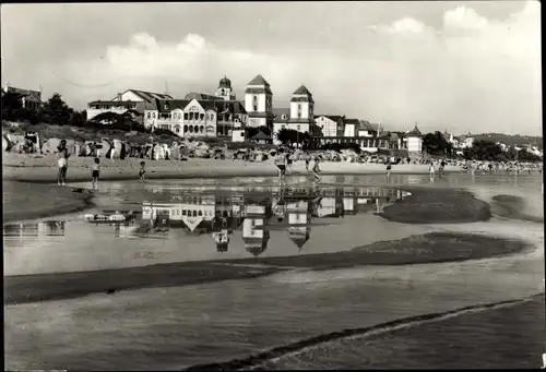 Ak Seebad Binz auf Rügen, Blick auf den Strand und die Promenade, Badegäste