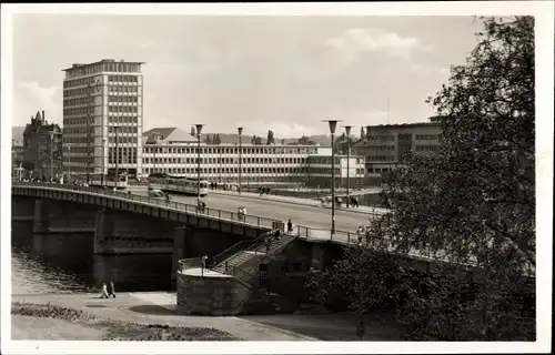 Ak Frankfurt am Main, Friedensbrücke mit AEG-Hochhaus, Straßenbahn