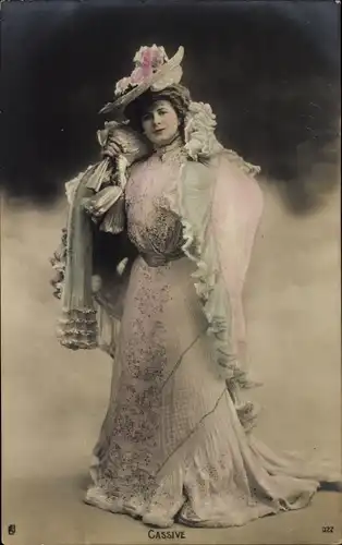 Ak Schauspielerin Cassive, Portrait im Kleid