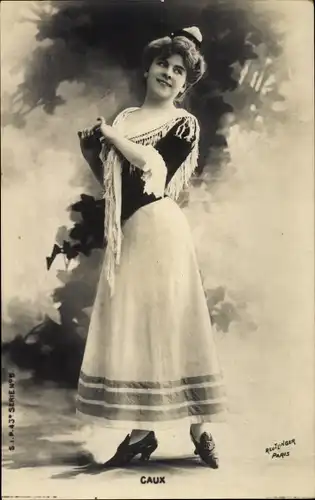Ak Schauspielerin Caux, Ganzkörperportrait