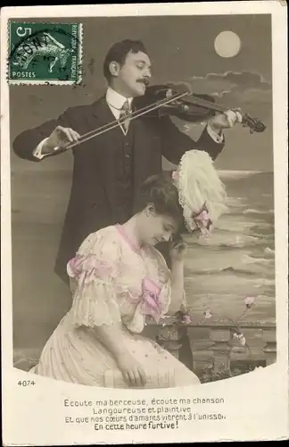 Ak Liebespaar im Mondschein, Mann spielt Geige