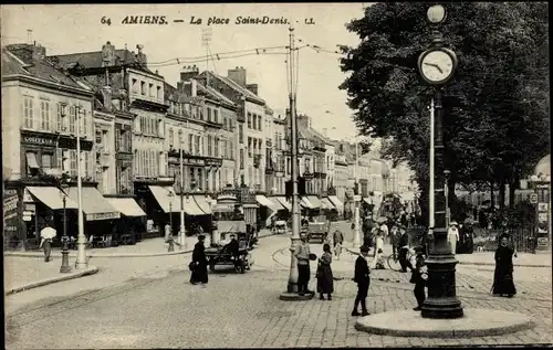 Ak Amiens Somme, La Place Saint Denis, Straßenpartie, Geschäfte, Passanten, Straßenuhr