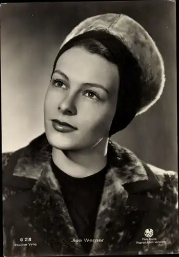 Ak Schauspielerin Ilse Werner, Portrait mit Pelzkappe, Mantel, Film Foto Verlag G 218