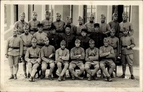 Foto Ak Langensoultzbach Langensulzbach Elsass Bas-Rhin, Französische Soldaten, Kaserne