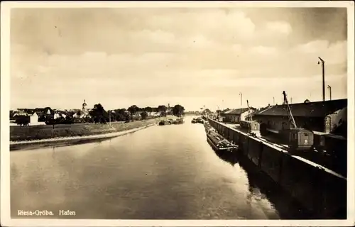 Ak Gröba Riesa an der Elbe, Hafenpartie, Blick auf den Ort, Lastkahn, Hafenkran