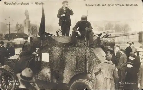 Ak Berlin, Panzerauto auf Patrouillenfahrt, Revolutionstage